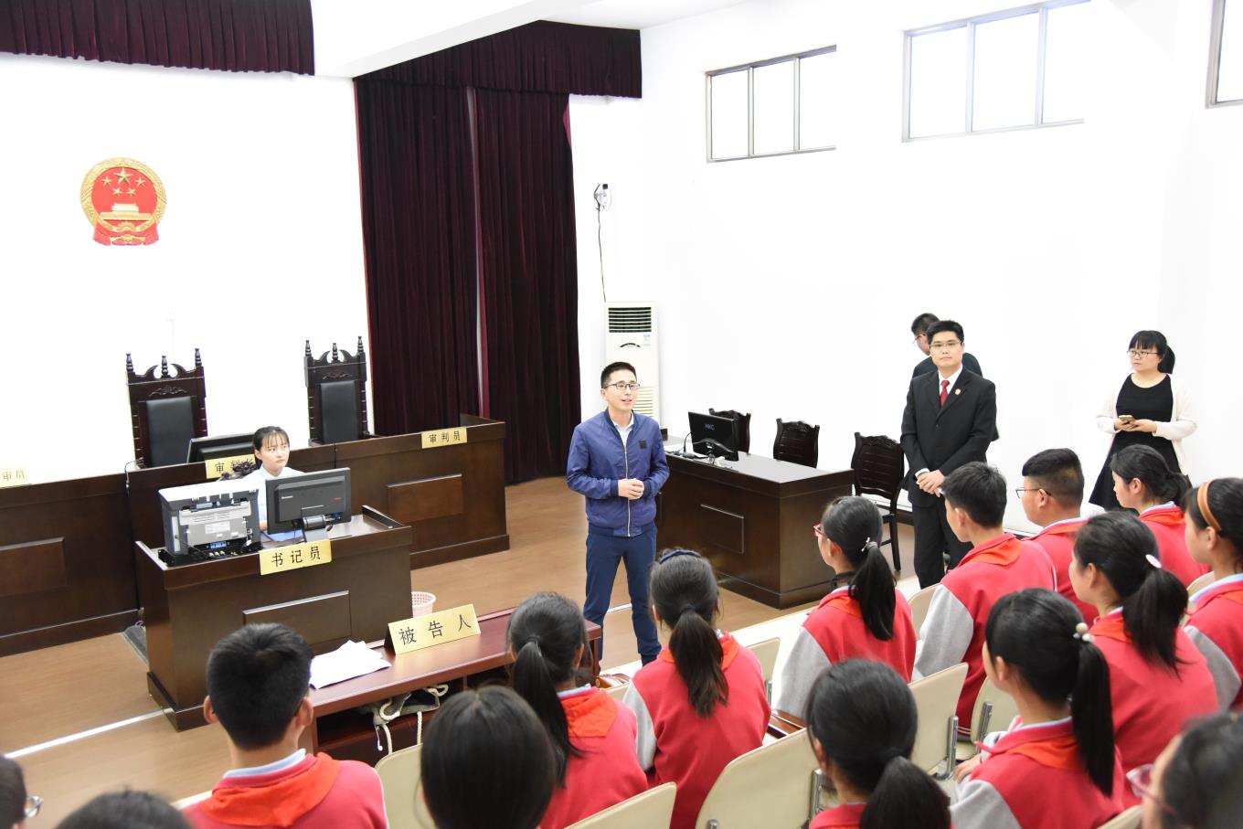 同学们学好法律知识，增强法律意识，做学法、懂法、守法的好少年。