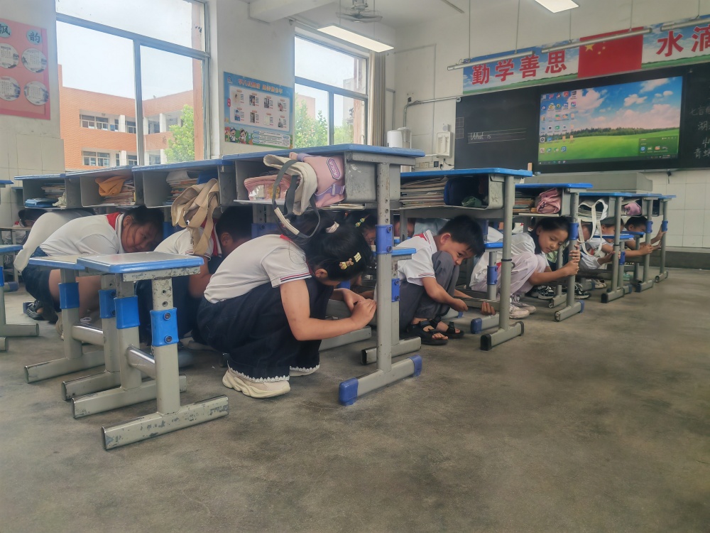 学生避险 (8).jpg