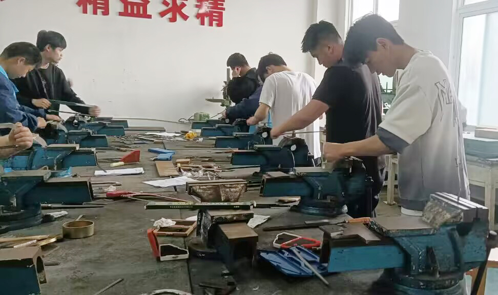 钳工技能训练现场 (1).jpg