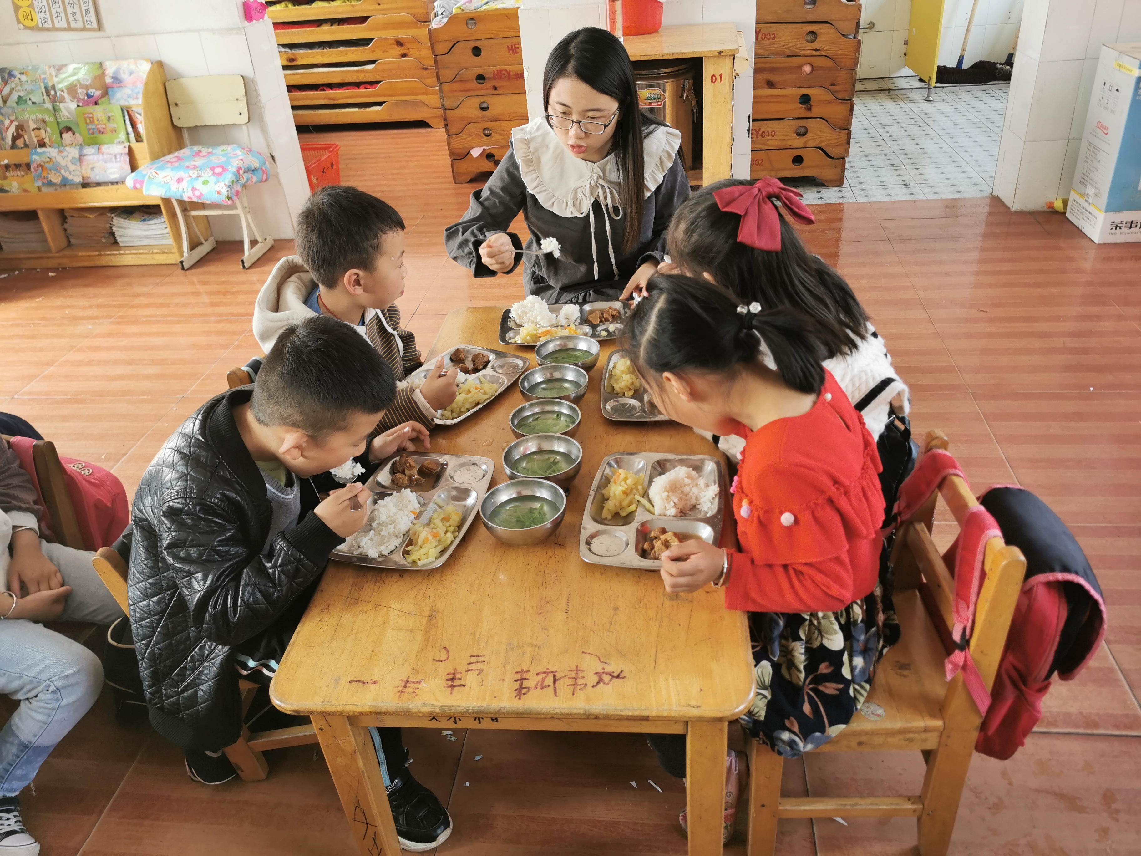 5教师陪餐.jpg