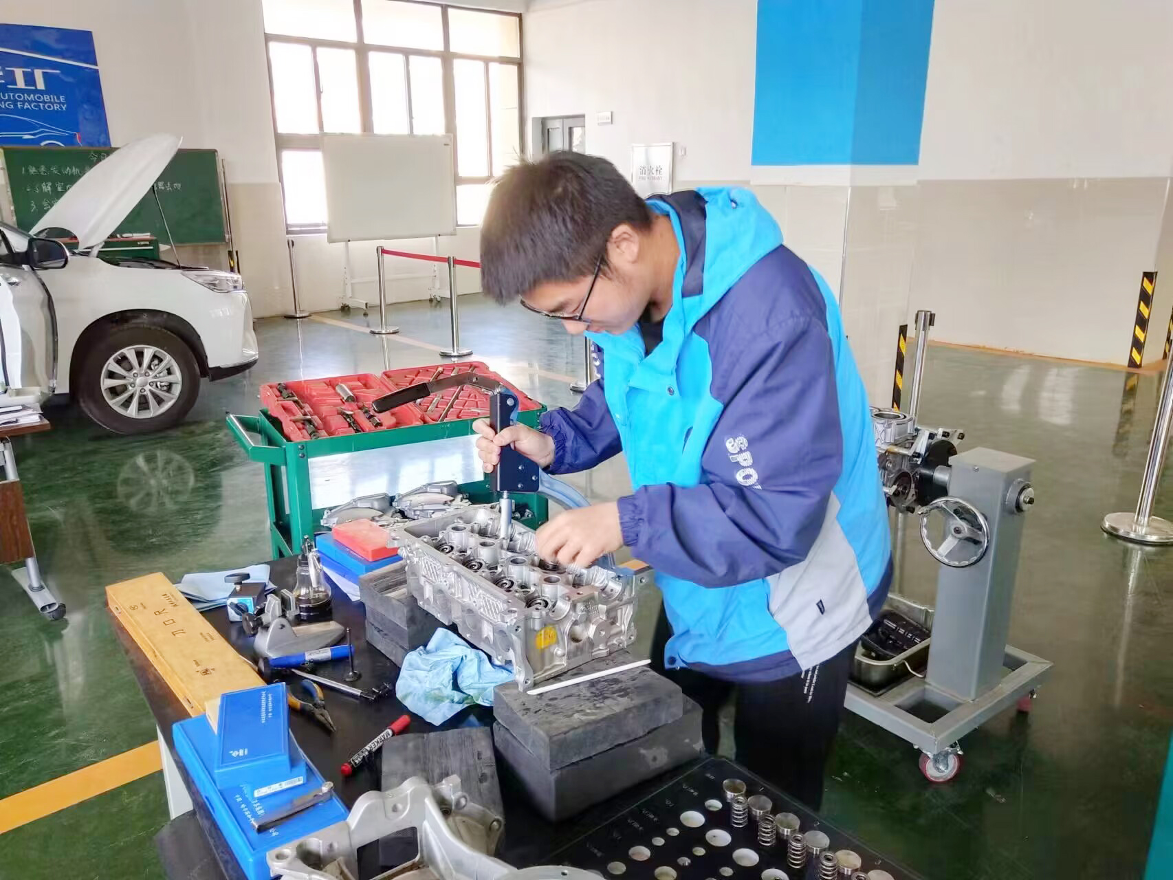 汽车维修工训练现场 (3).jpg