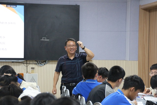 高中物理教研员张连之示范课《重力》.JPG