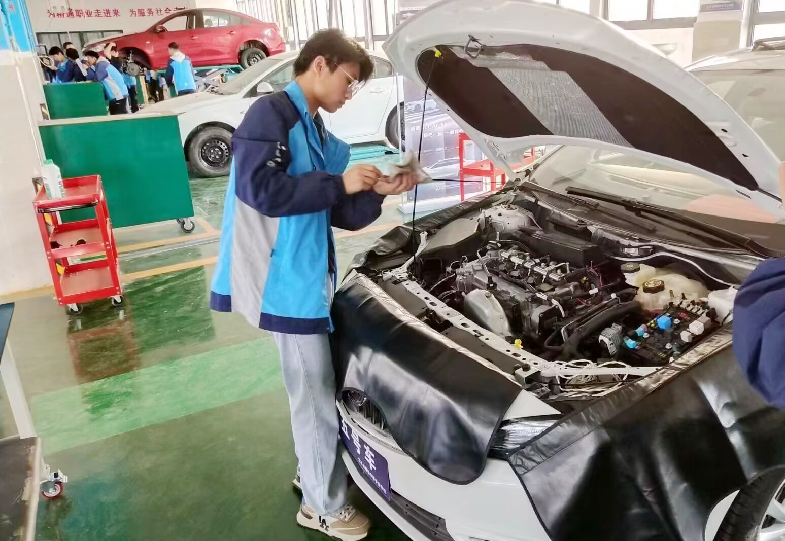 汽车维修工训练现场 (2).jpg