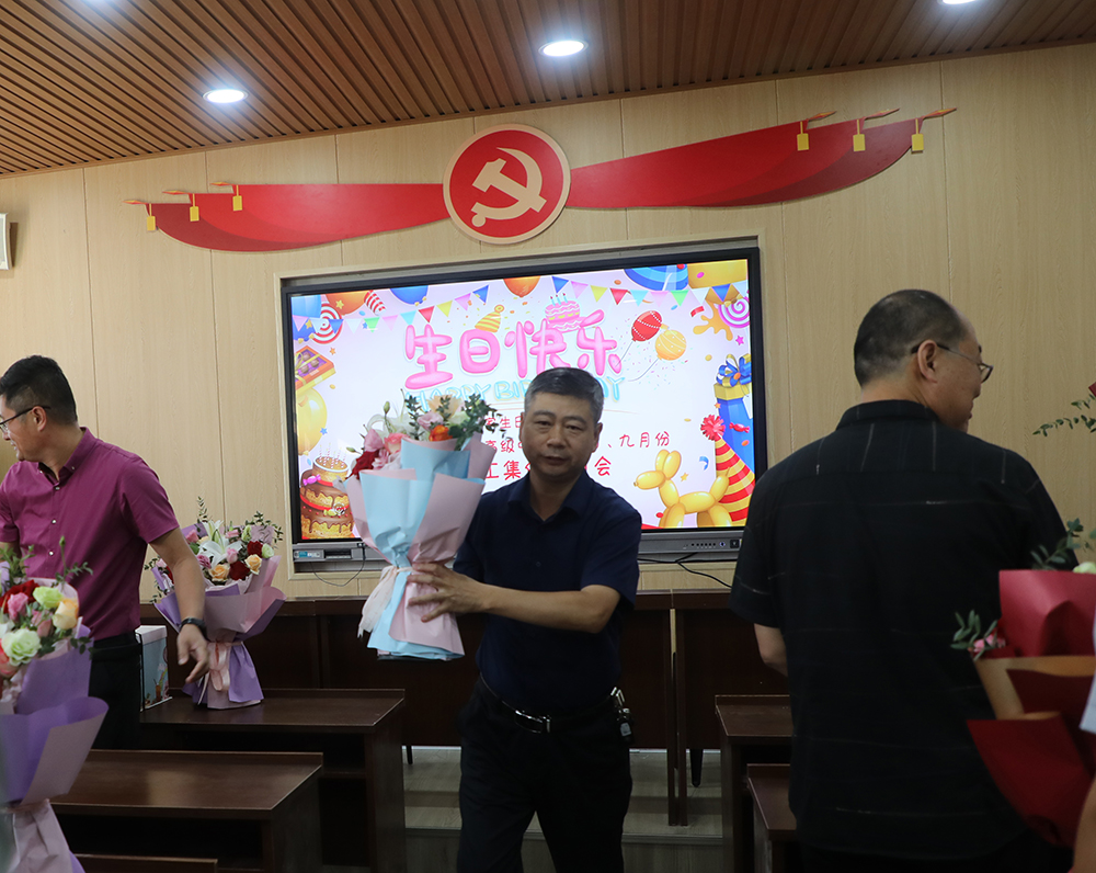 情意浓浓人心暖暖——赣马高中为43位教职工举办集体生日会(图2)