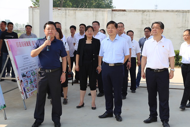 首页 校园动态许思文一行首先来到在建的郑庄幼儿园门口,看到园内工人