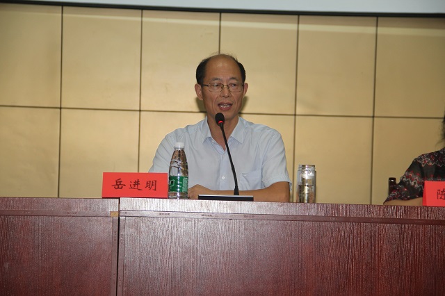 就家校社共育提出明确要求;沙河中心小学校长李大奎就家长学校的含义