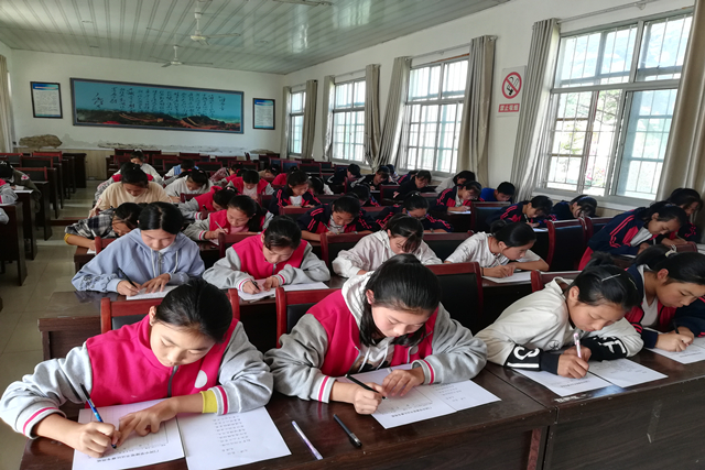 门河中学开展"诵,写,讲"系列展示活动之硬笔书法比赛