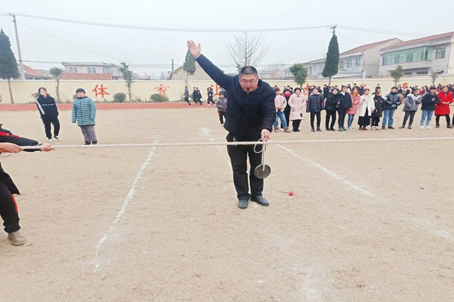 凝心聚力展风采连云港市门河中学开展拔河比赛活动
