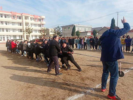 凝心聚力展风采连云港市门河中学开展拔河比赛活动