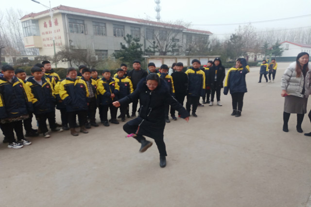 门河中学喜迎元旦活力绽放教职工趣味运动会