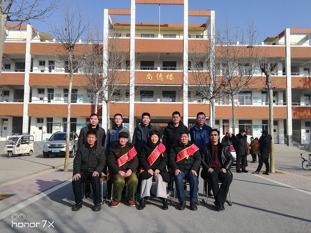 欢墩小学举行退休教师欢送会活动