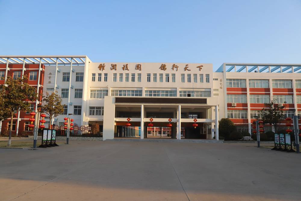 黄海路小学:春风贺喜无言语 排比花枝满校园