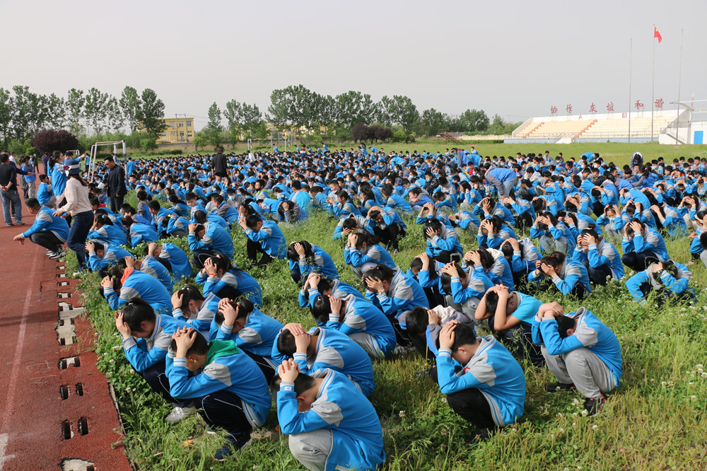罗阳中学进行"防震减灾"应急疏散演练活动