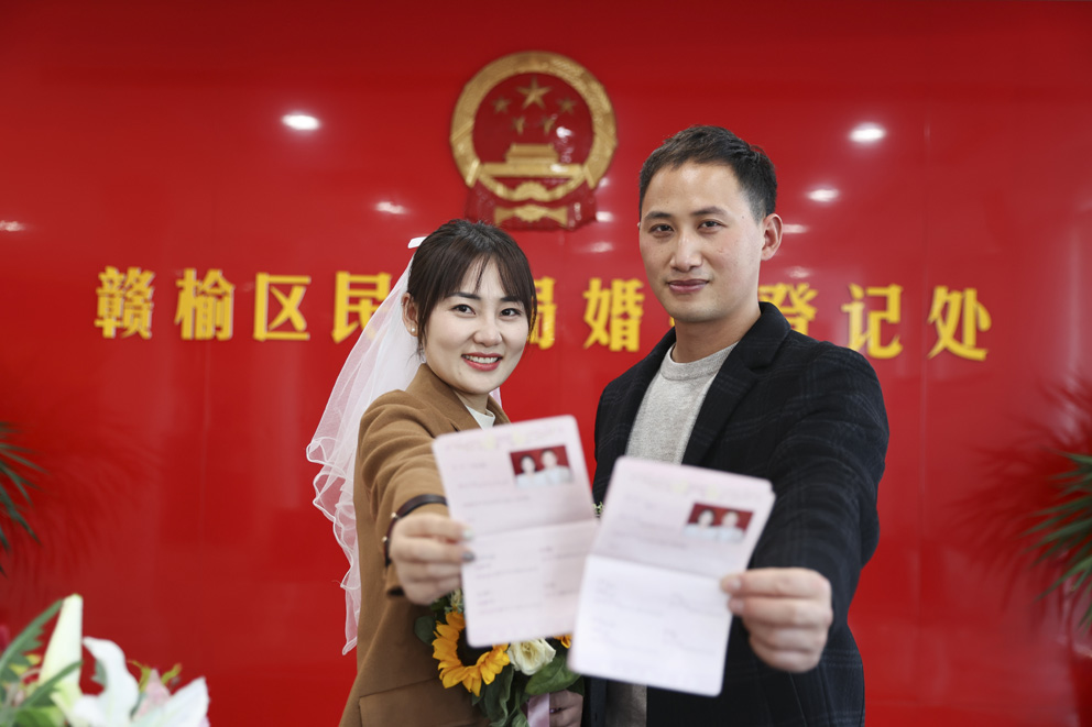 一对新人在区民政局婚姻登记处展示结婚证