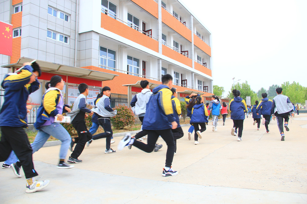 夹山中学开展五一二防灾减灾应急疏散演练 - 赣榆教育在线