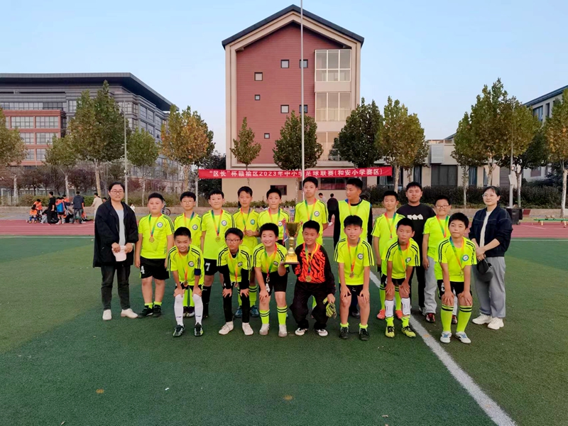 黄海路小学足球比赛展风采齐力拼搏获佳绩