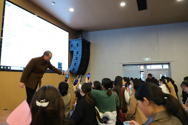 与家长交流.jpg