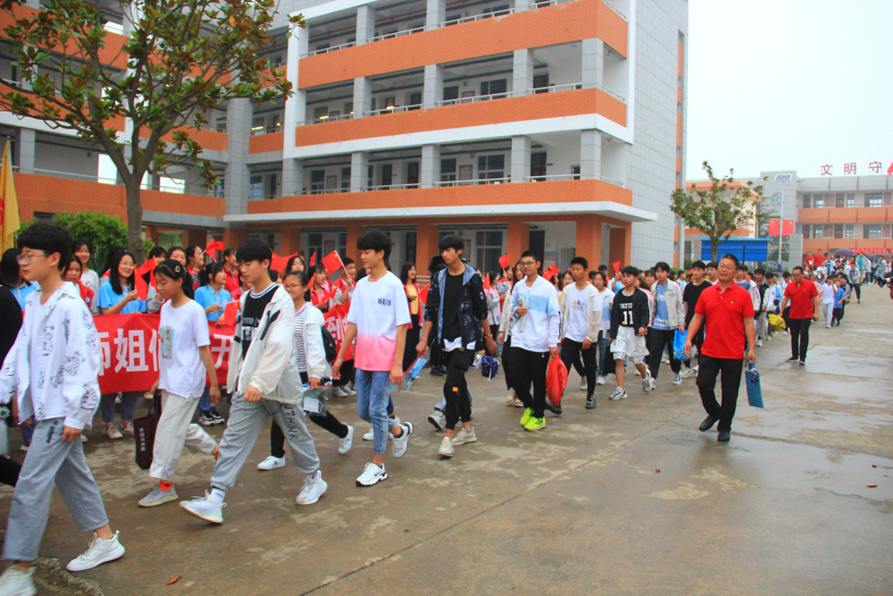 夹山中学: 中考壮行,为自己喝彩