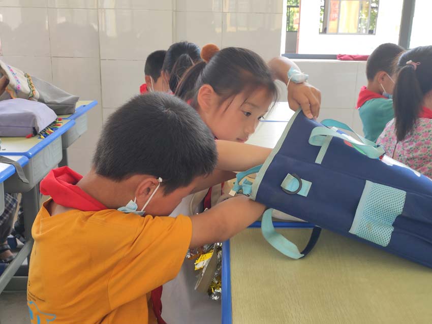 大岭小学开展书包减肥瘦身活动
