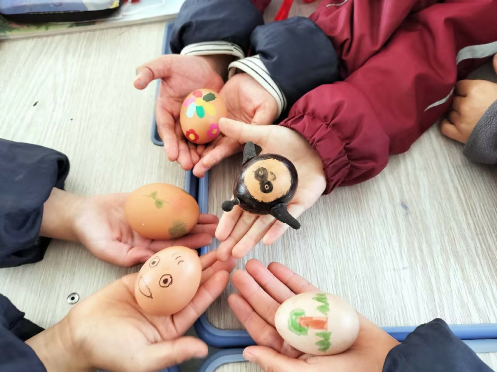 欢墩小学彩绘斗蛋迎清明