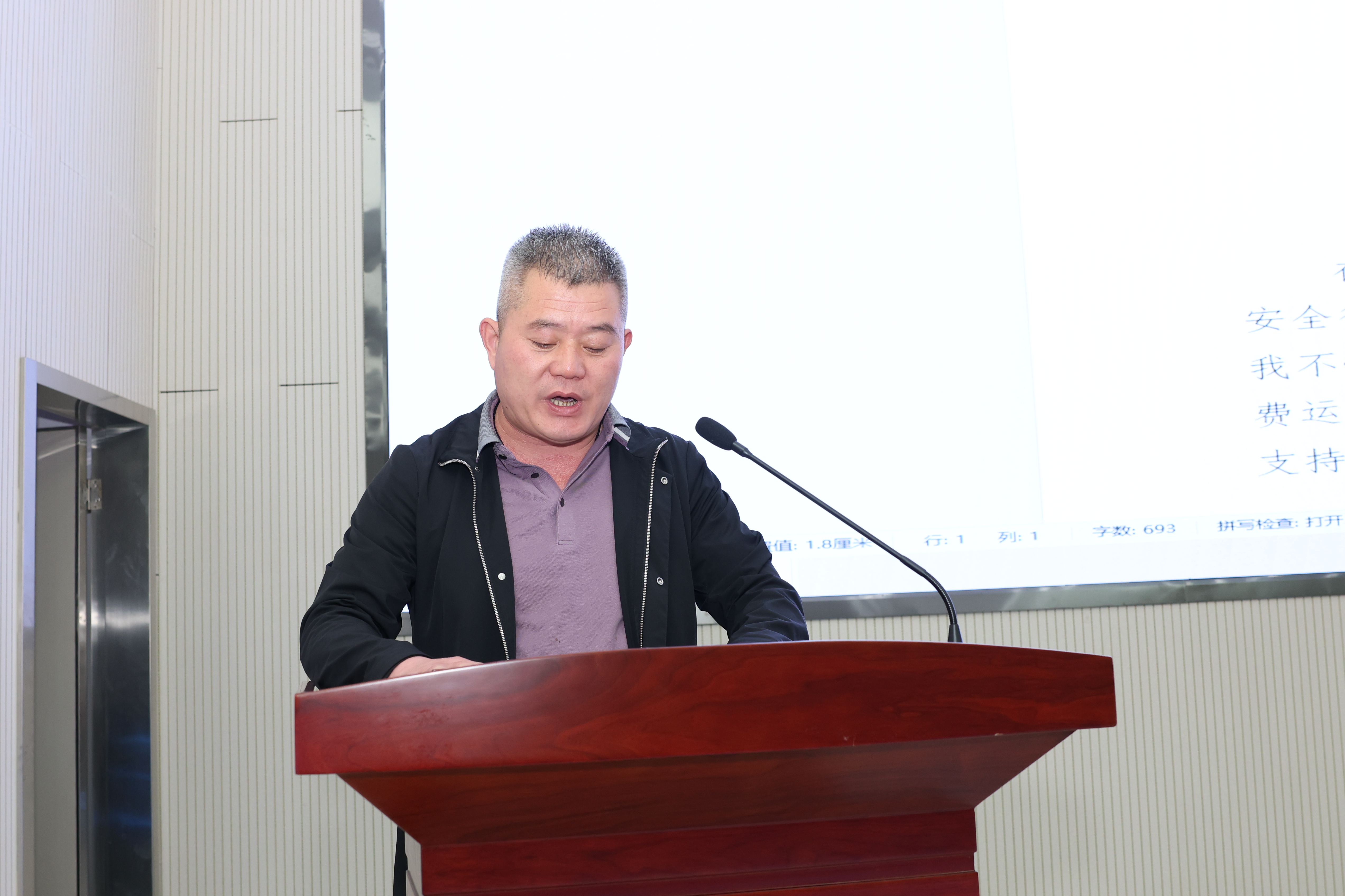 田茂栋在分享自已的故事.jpg