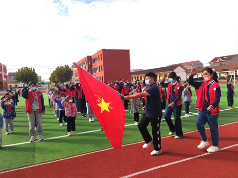 九里小学高举队旗跟党走做新时代好队员