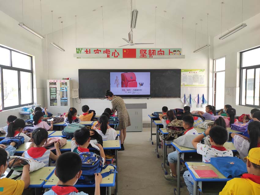 大岭小学开展书包减肥瘦身活动