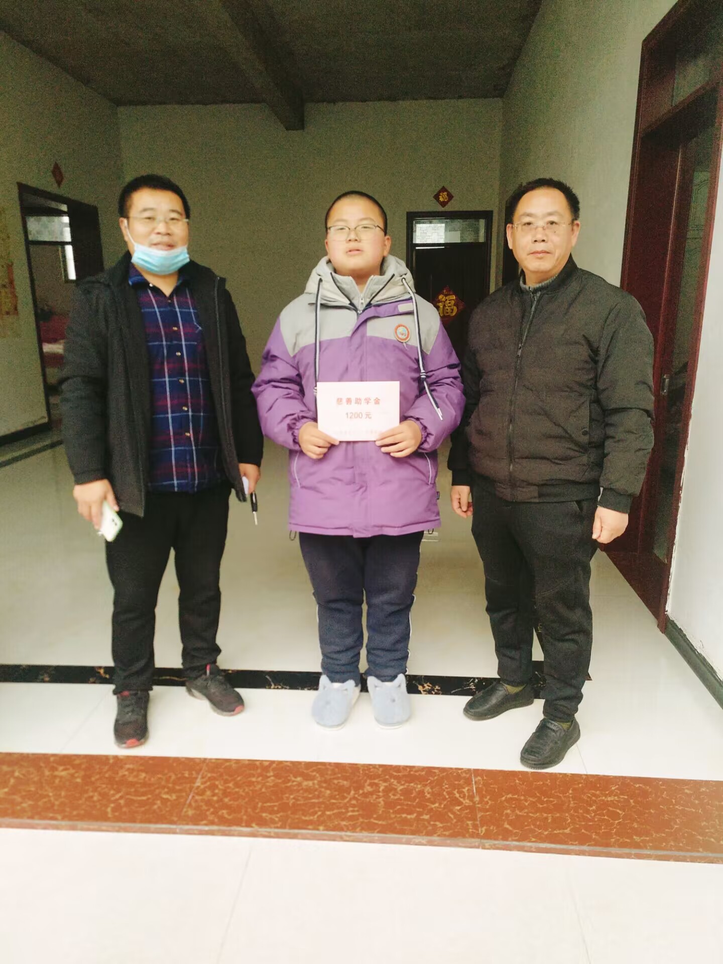 下午,金山中学校长穆维磊带领4个小组入户走访,将每位学生1200元资