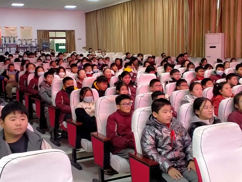 大岭小学组织召开法治教育报告会