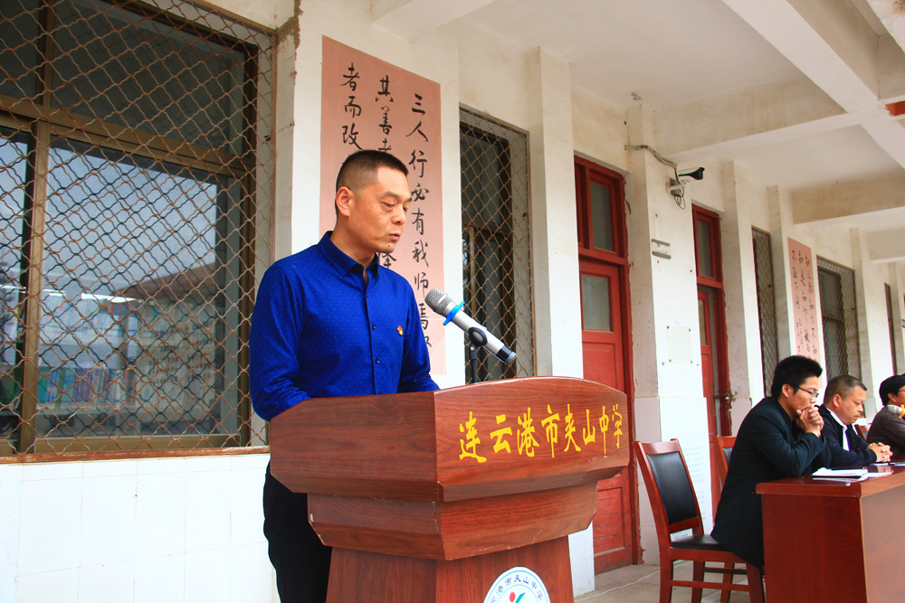 夹山中学召开期中总结表彰暨中考冲刺25天誓师大会