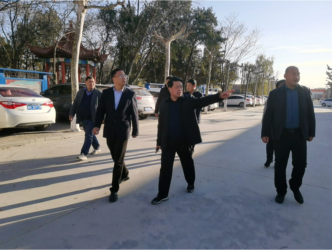 海头镇党委副书记镇长张文任调研龙河小学建设工作