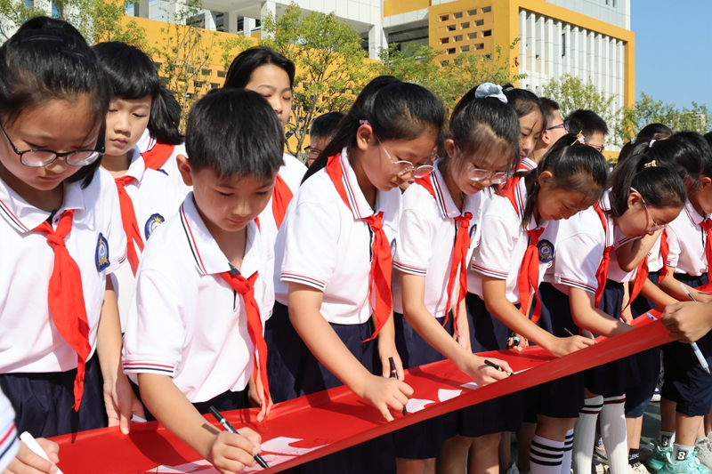 黄海路小学心系国防强国有我
