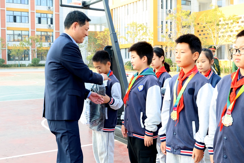 黄海路小学足球比赛展风采齐力拼搏获佳绩