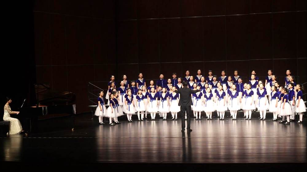 黄海路小学小海螺合唱团在市"颂歌献给党 唱响新时代"合唱比赛中一展