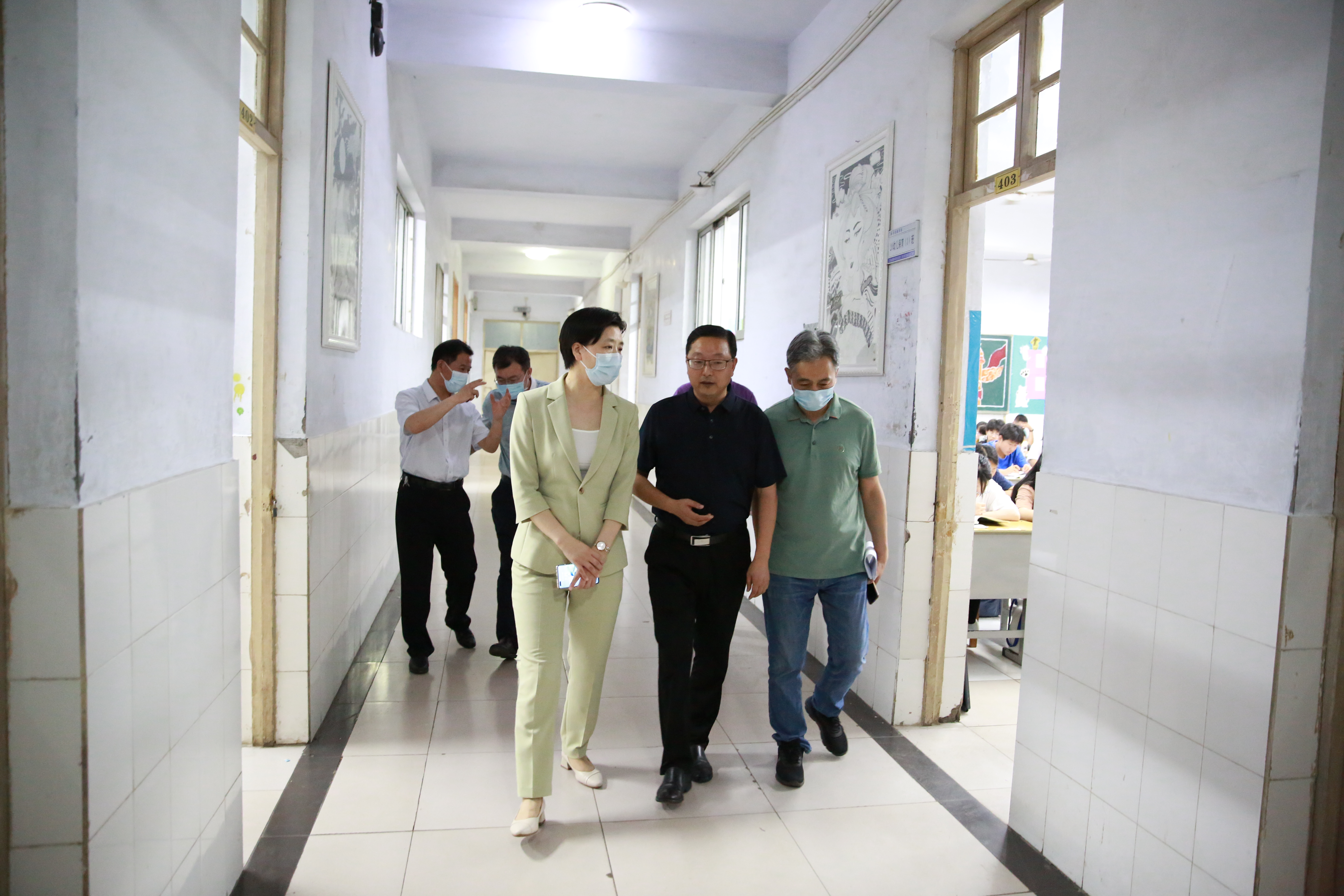 赣榆中专局长居潘娣到我校看望中考考生