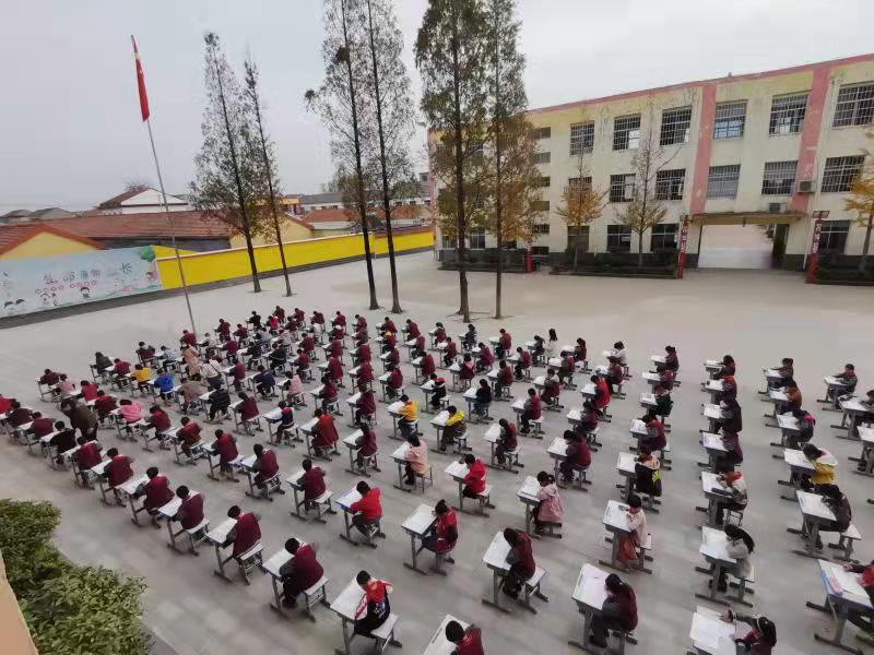 大岭小学举行书写推进月展评活动