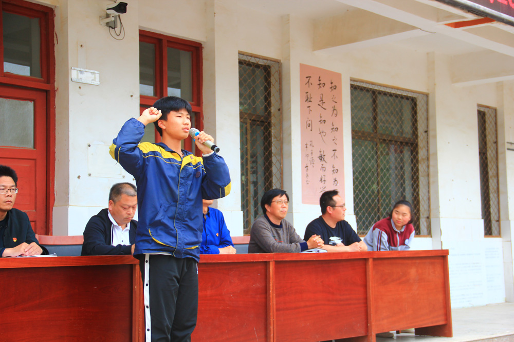 夹山中学召开期中总结表彰暨中考冲刺25天誓师大会