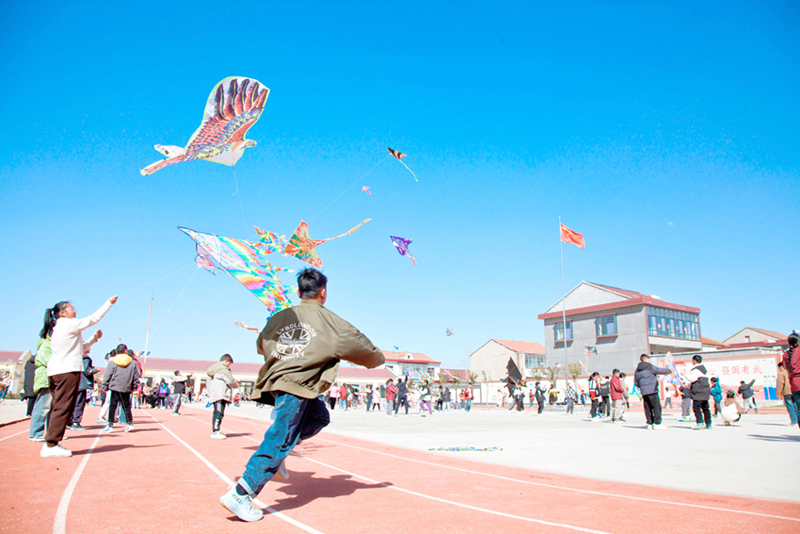 大岭小学组织开展俏筝春悦赏童真风筝放飞活动