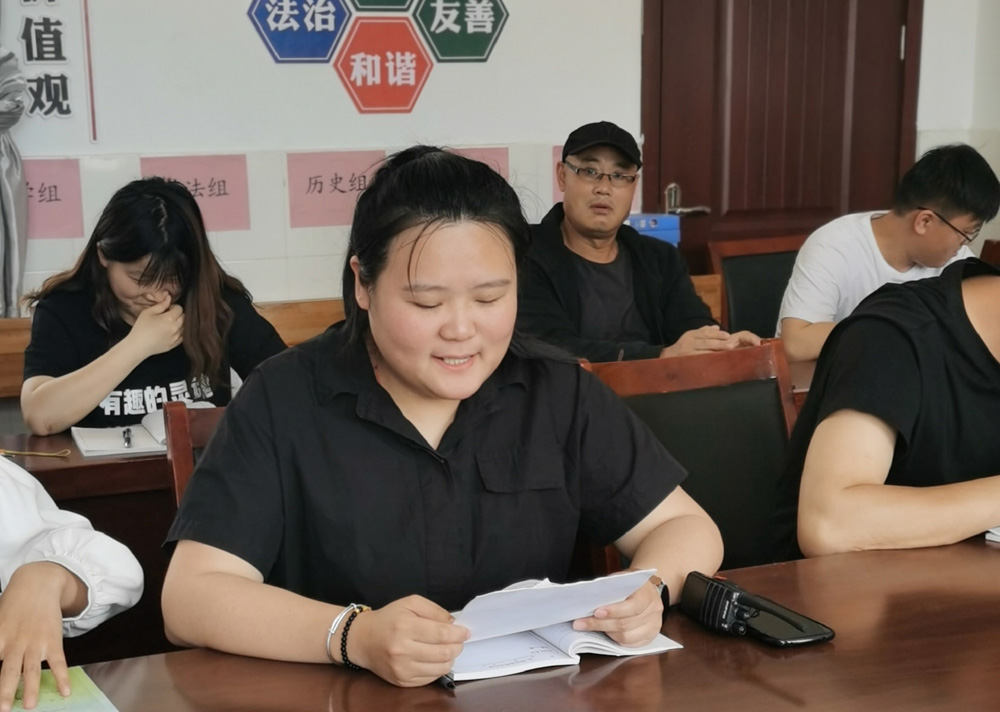 活动中,该校宋世华,王京开,贺钰涵和董慧宇等班主任结合班级管理经验