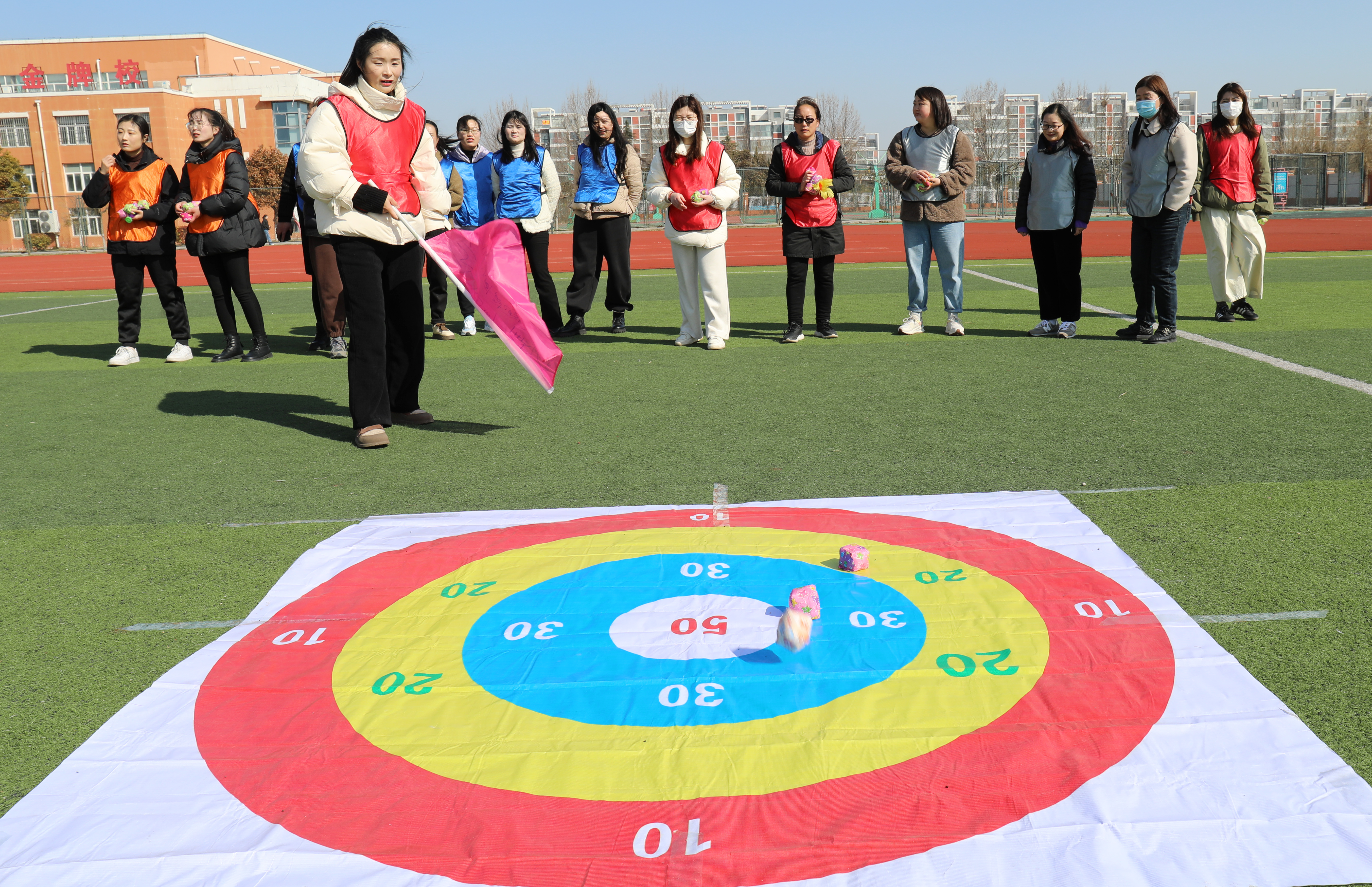 新时代 巾帼筑芳华"趣味运动会,设置了不倒森林,众星拱月,沙包掷准