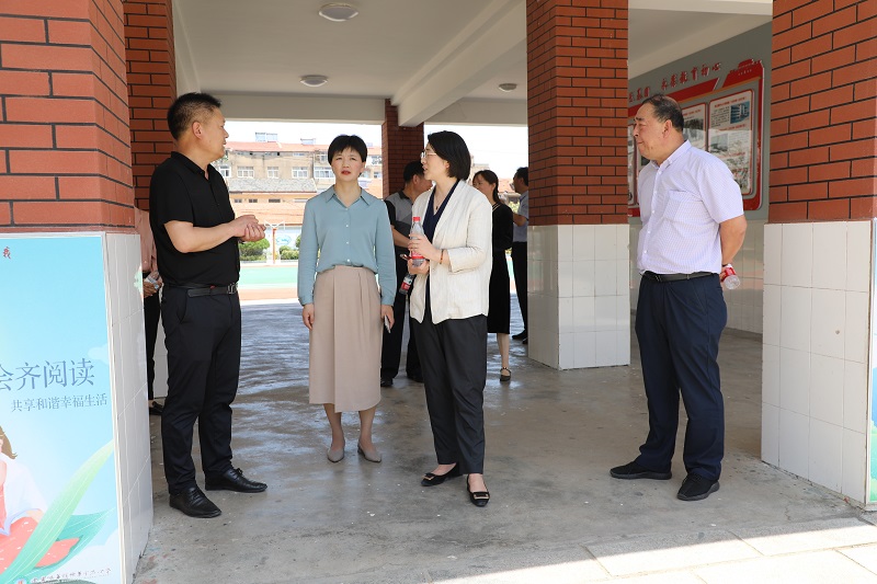 副区长周霞检查指导校园安全工作