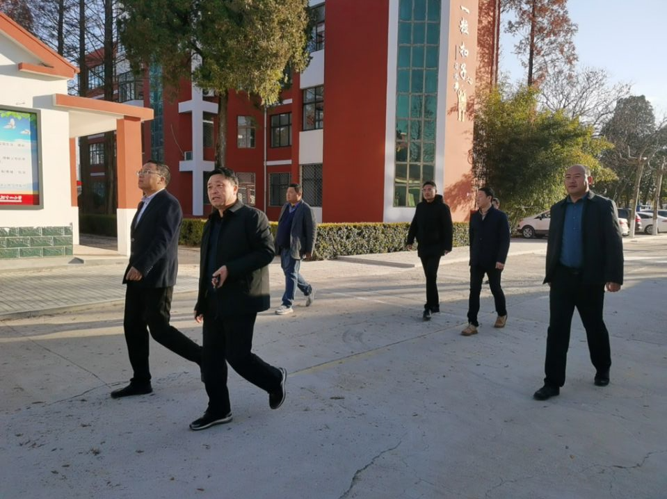 海头镇党委副书记镇长张文任调研龙河小学建设工作