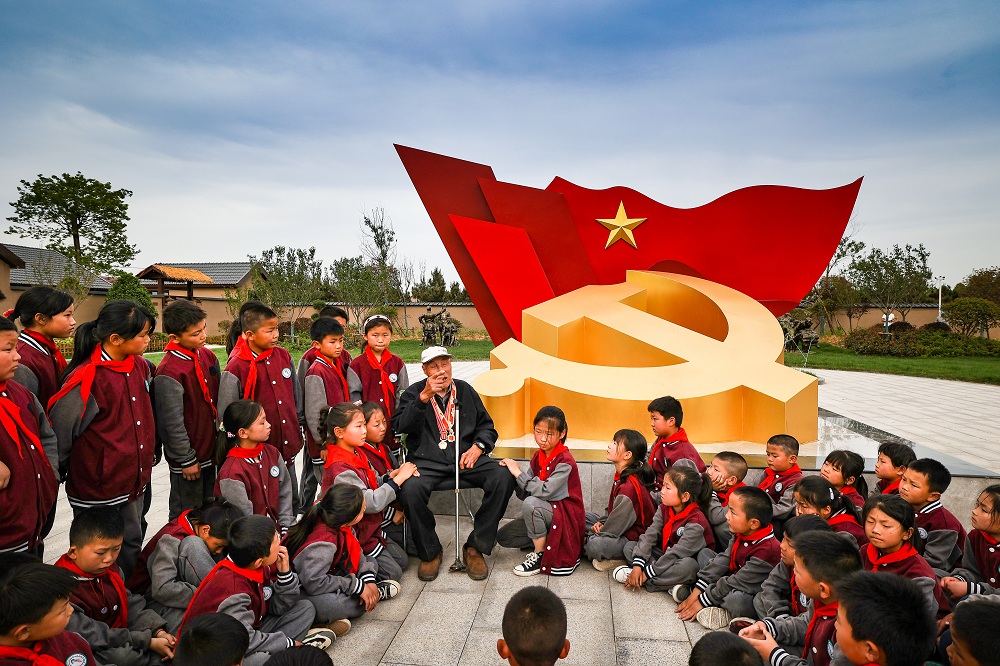 黑林小学爷孙共话学党史