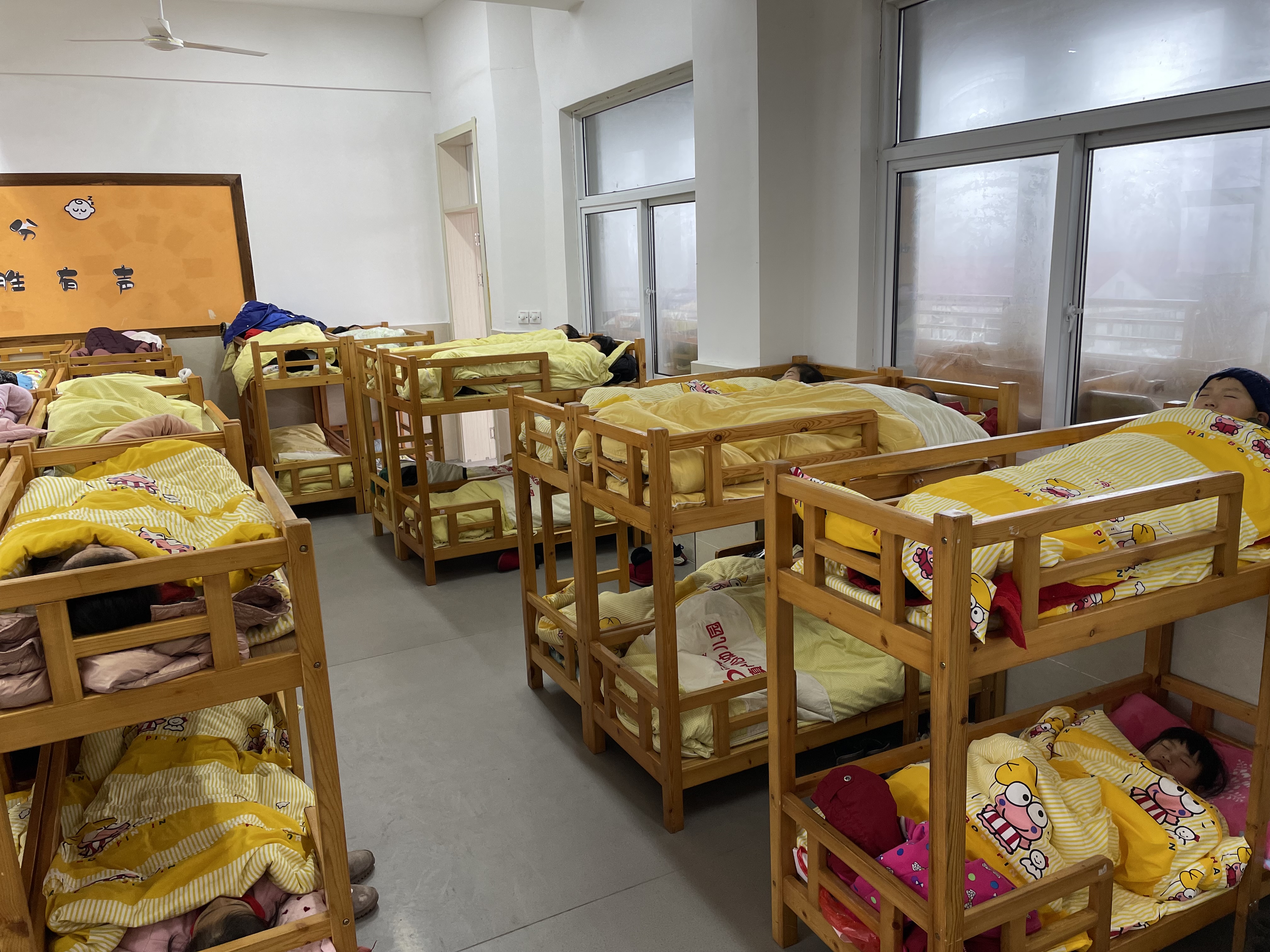 石桥中心小学午睡阅读幸福的校园时光