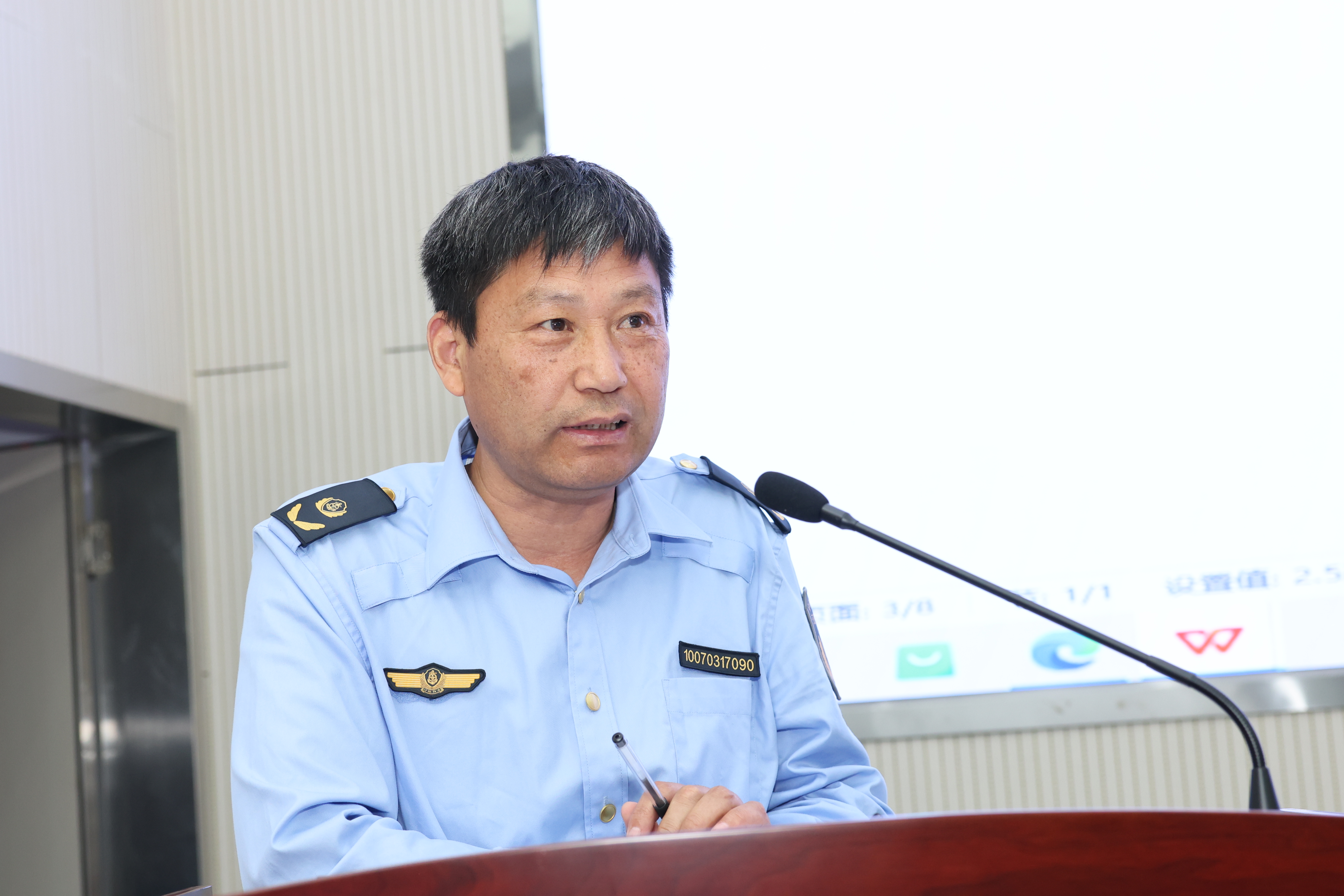 颜士飞在分享自已的故事.jpg