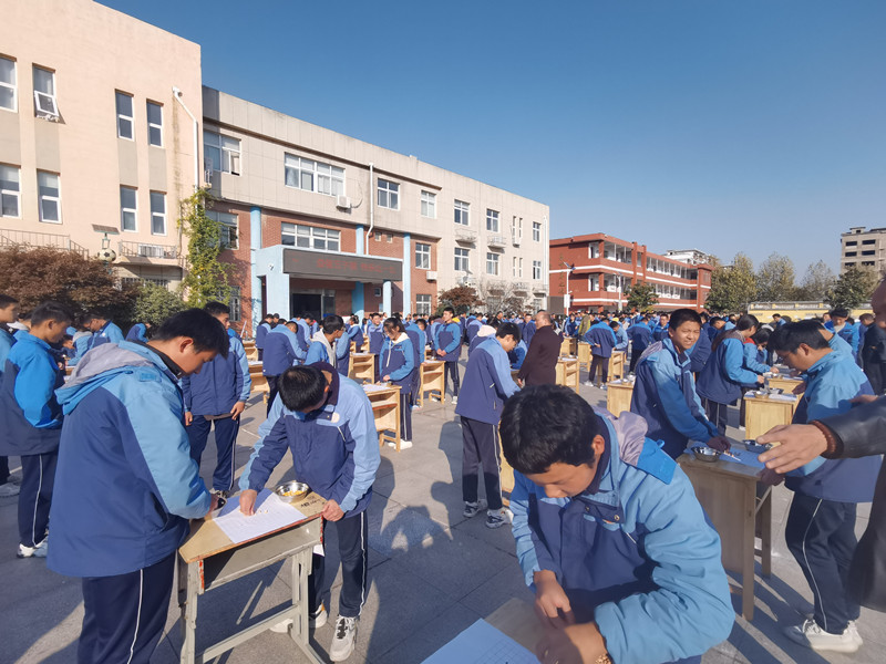 金山中学棋艺大比拼学生争开心