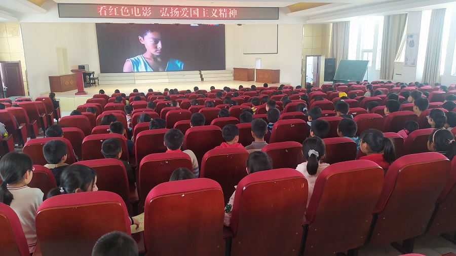 黑林小学:看红色电影 弘扬爱国主义精神