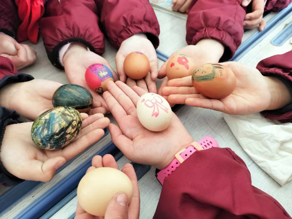 欢墩小学彩绘斗蛋迎清明