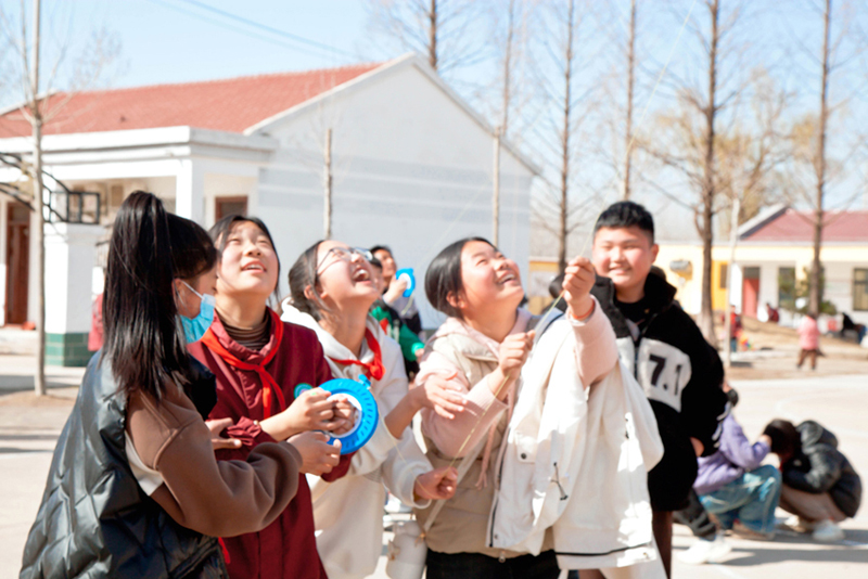 大岭小学组织开展俏筝春悦赏童真风筝放飞活动