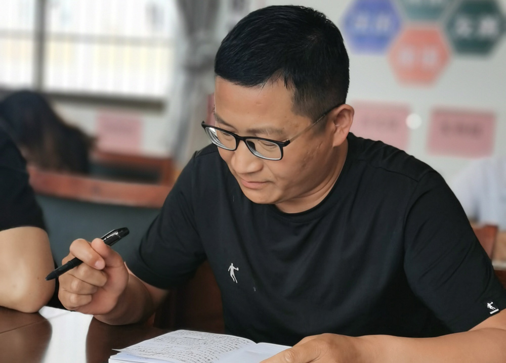 活动中,该校宋世华,王京开,贺钰涵和董慧宇等班主任结合班级管理经验